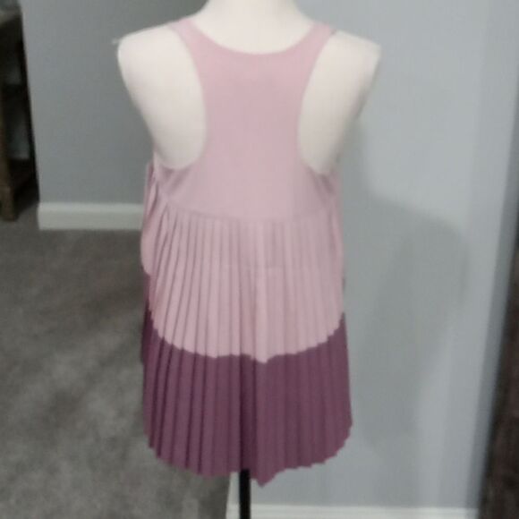 Athleta swing forward pleated tank plum & mauve color block. Size medium… - Picture 7 of 8